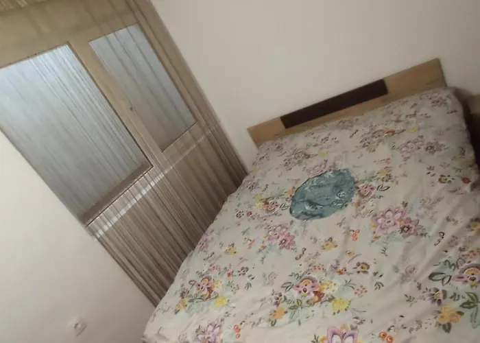 с две спални.